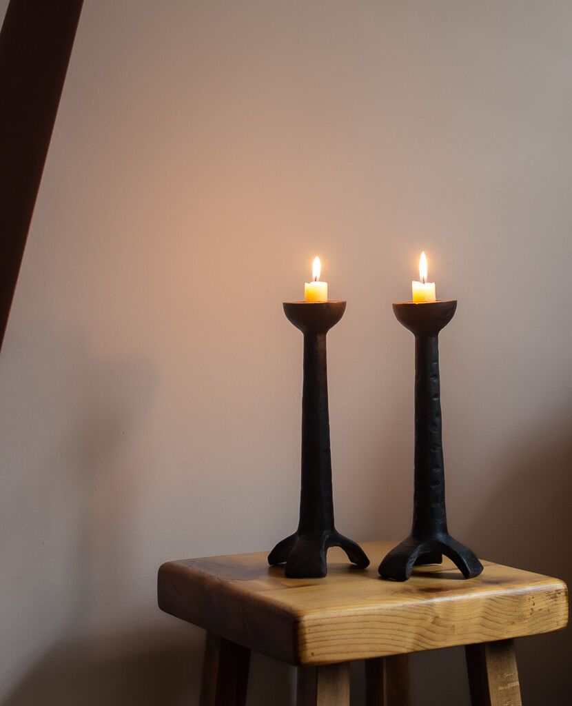 Paire de bougeoirs en fonte de fer moulée tripodes⎮MidCentury