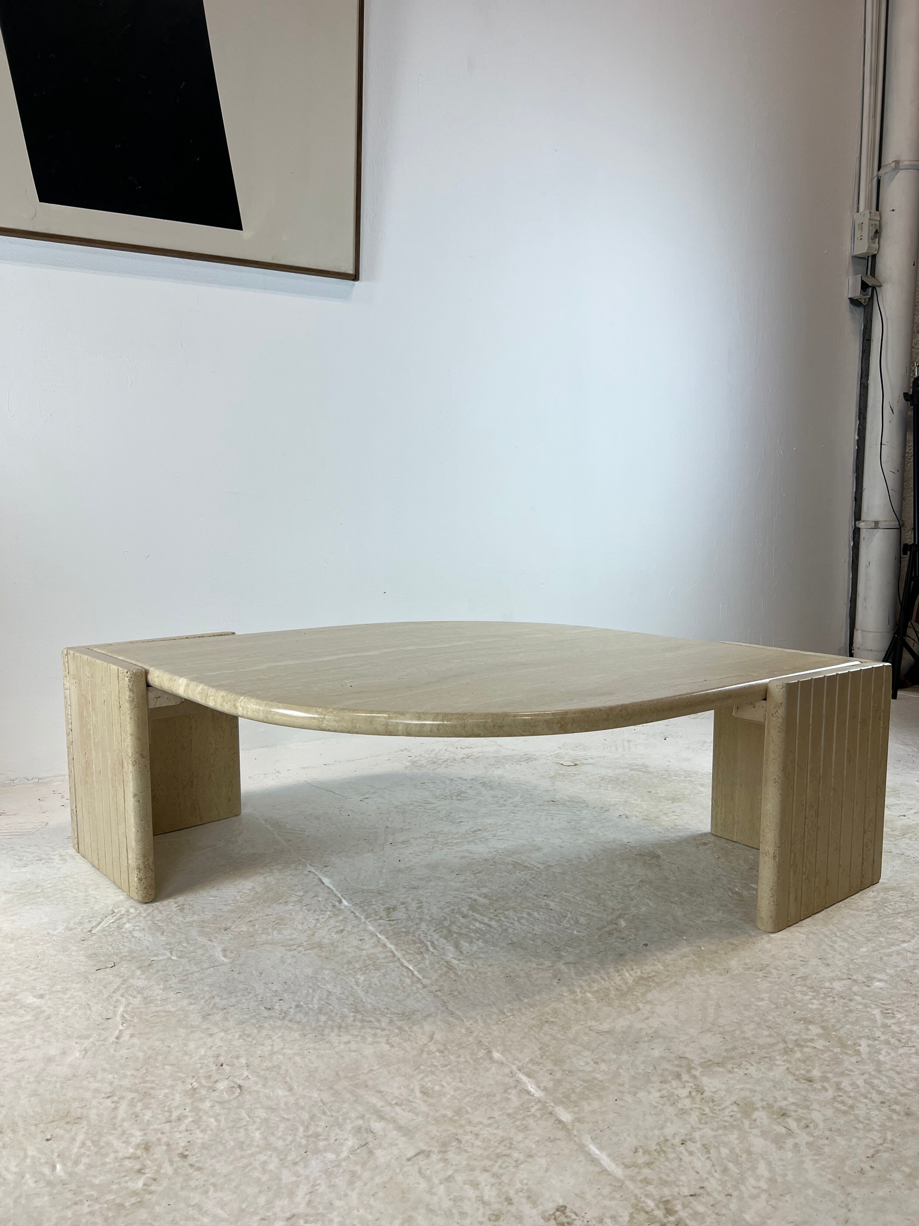 Coffee table Roche Bobois "eye" in travertine, 1970