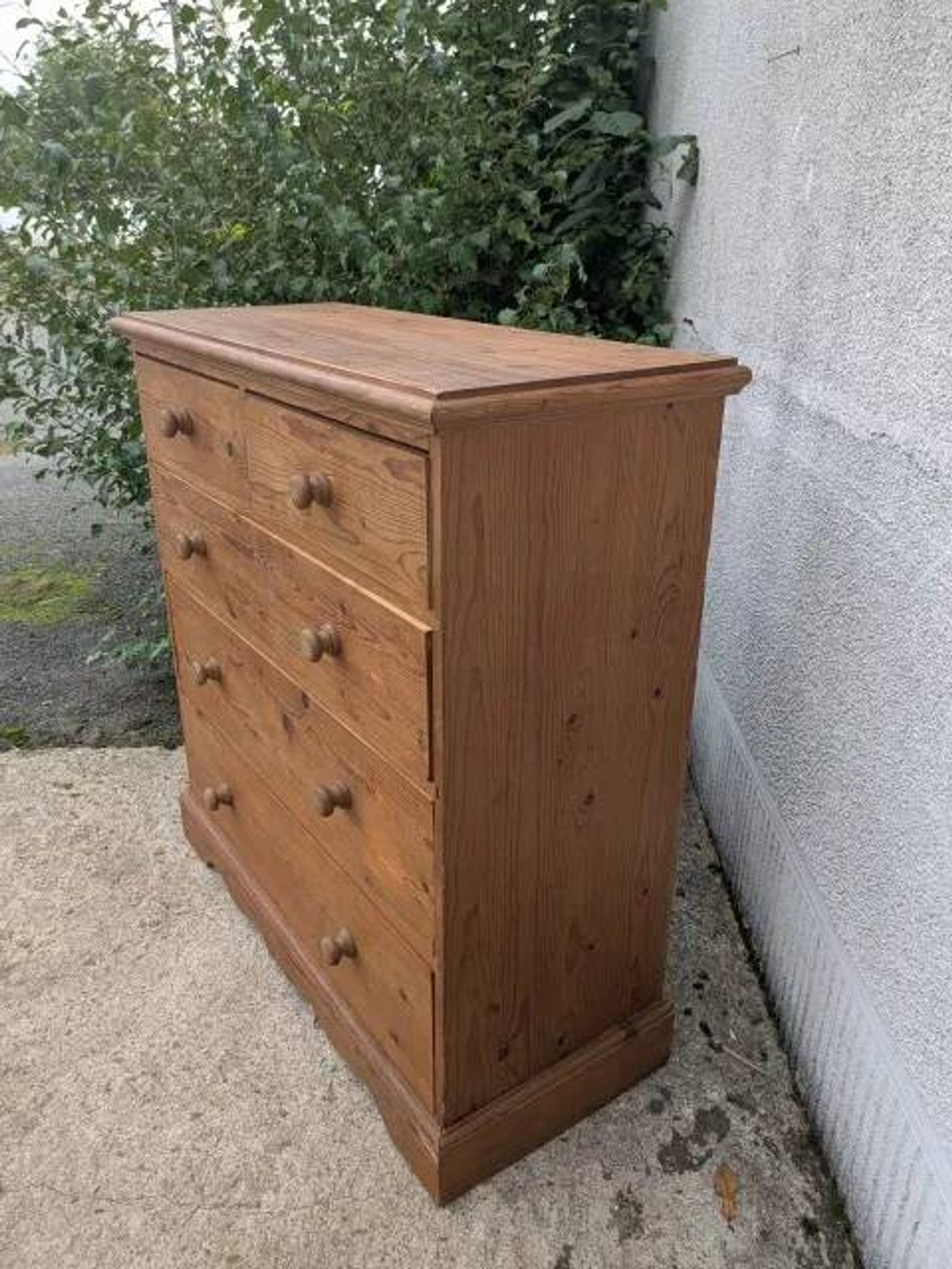 English-style chest of drawers