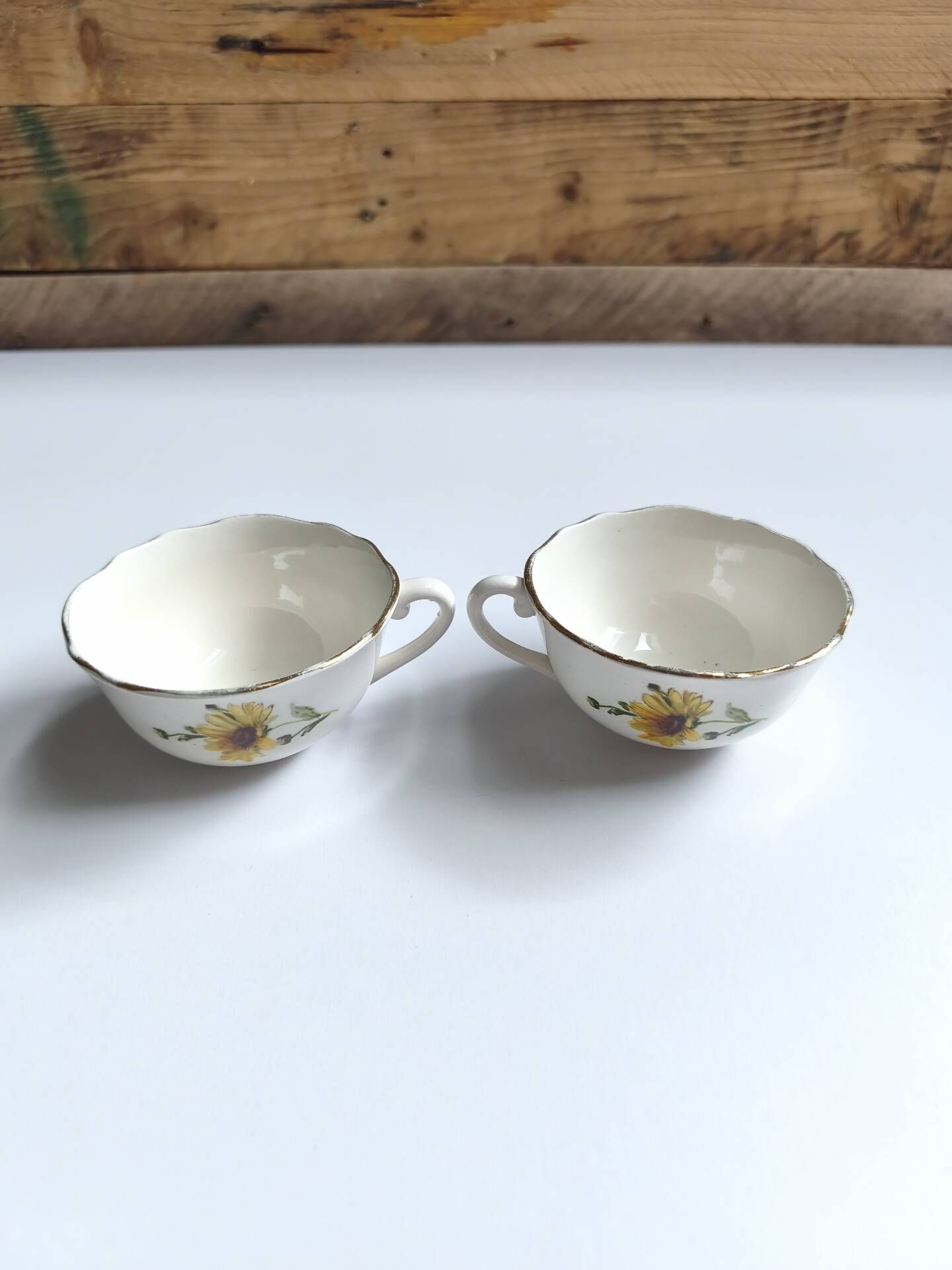 Set of 8 vintage cups with saucers Gien daisies.