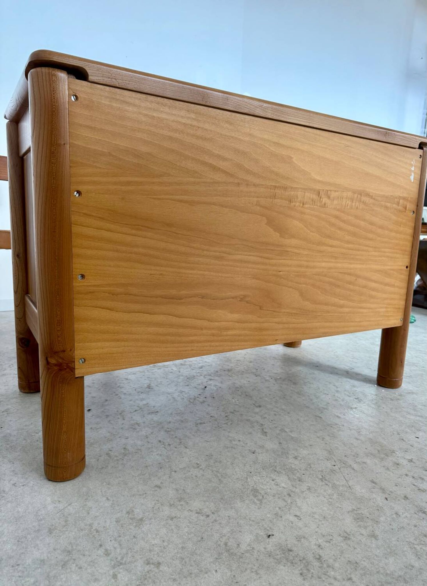 Commode en orme massif Maison Regain, France années 60