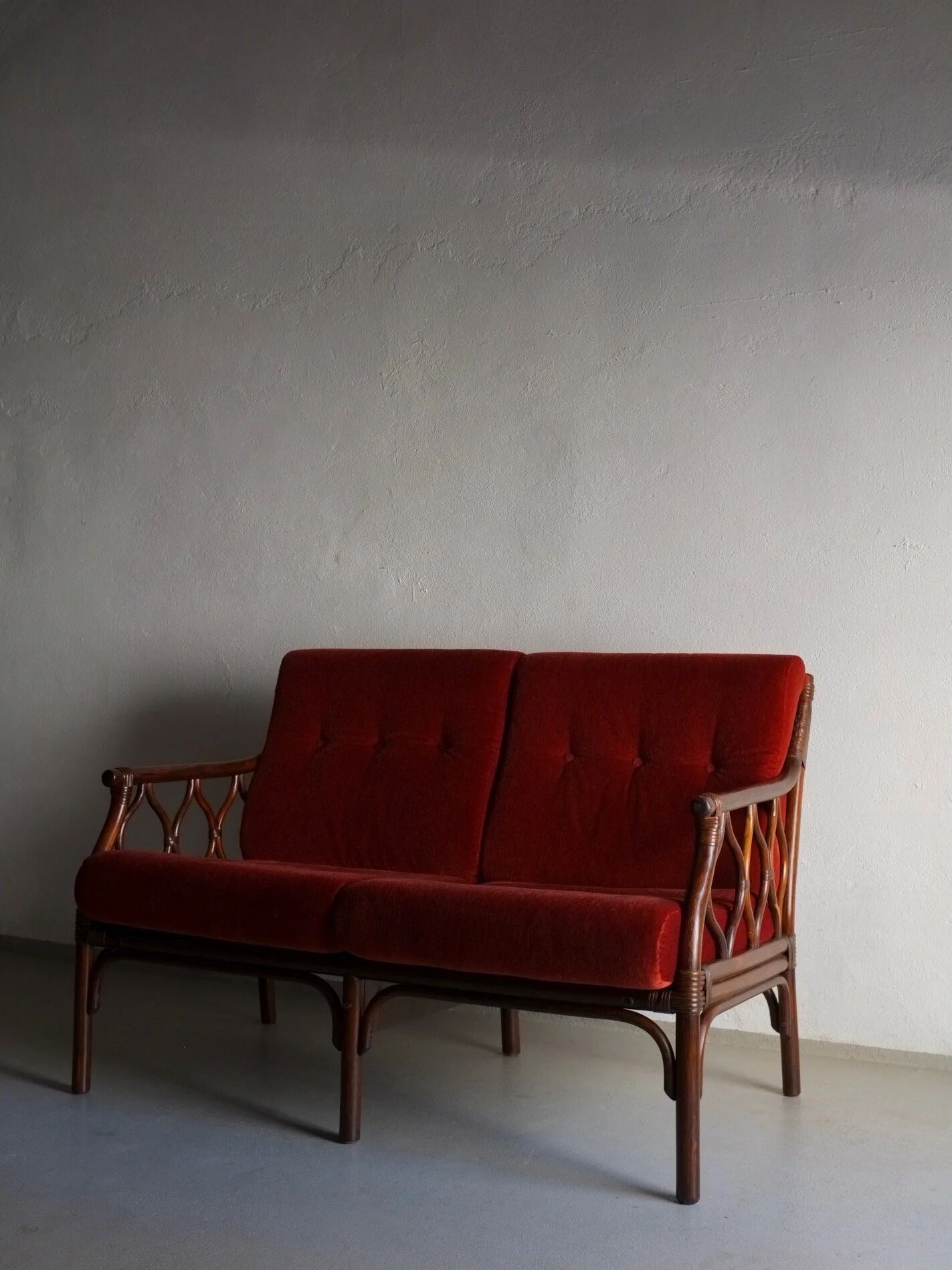 Red velour dark rattan 2-seater sofa | 1980s