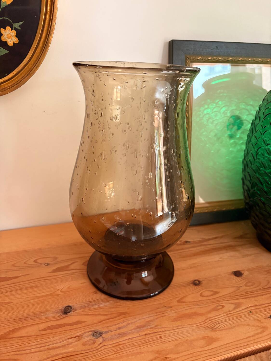 Vase en verre bullé marron fumé – forme tulipe évasée – vintage ann