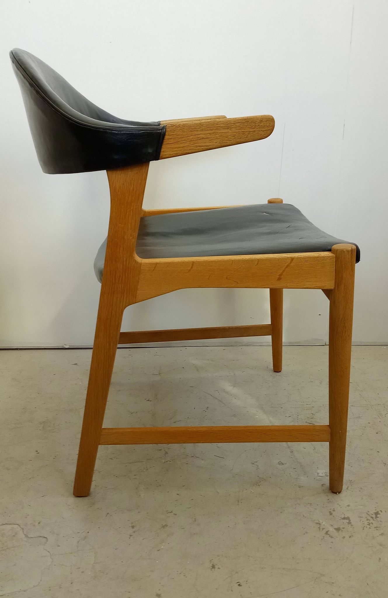 Fauteuil danois en chêne et cuir noir