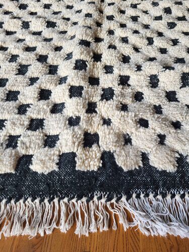 Tapis  damier noir et blanc beni ouarain 240 x 160 cm 100 % laine fait main