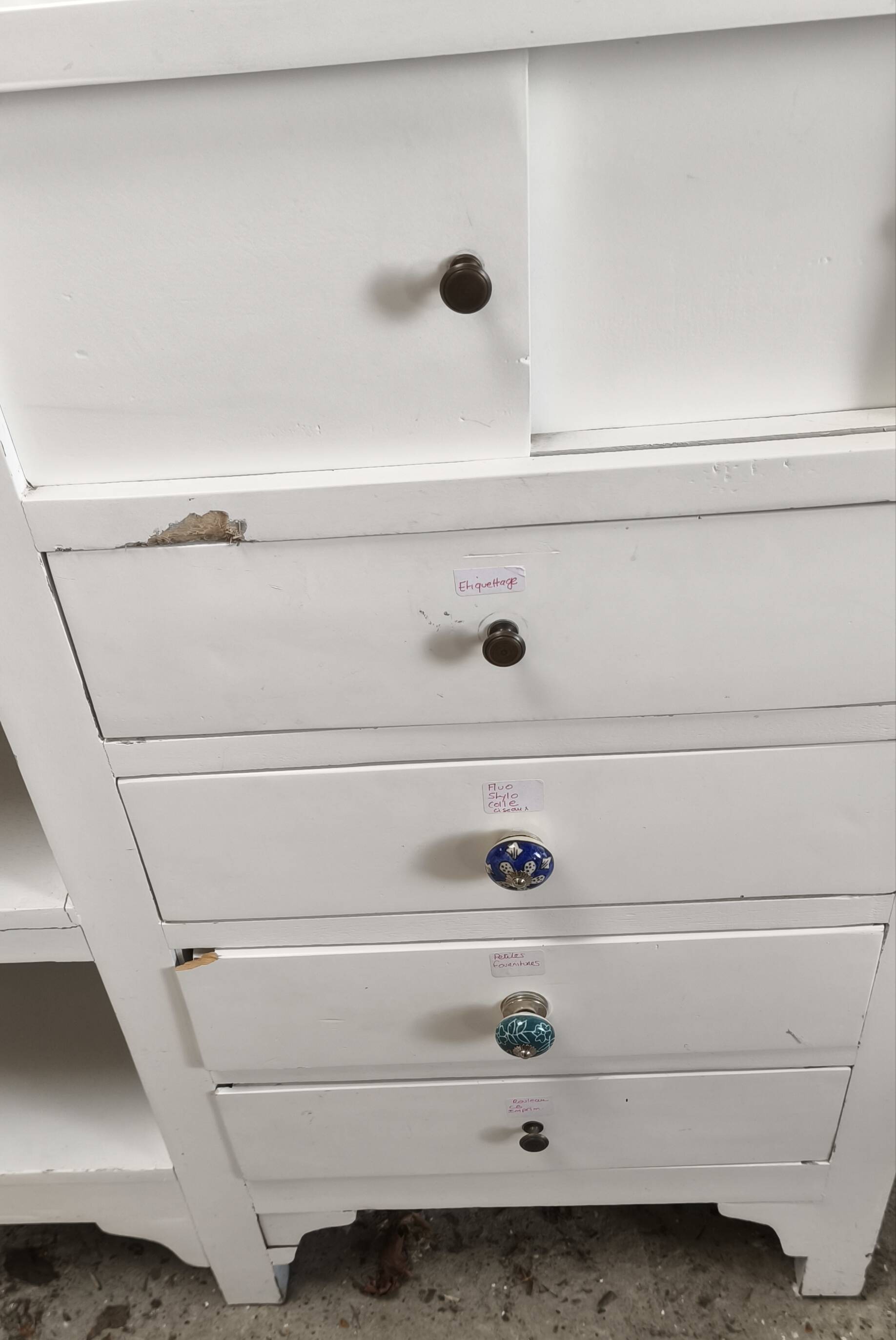 Large rounded showcase counter