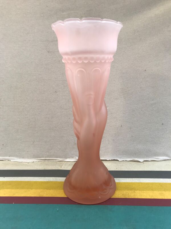 Vase ancien art deco verre moule rose forme main avec torche années 40 vintage