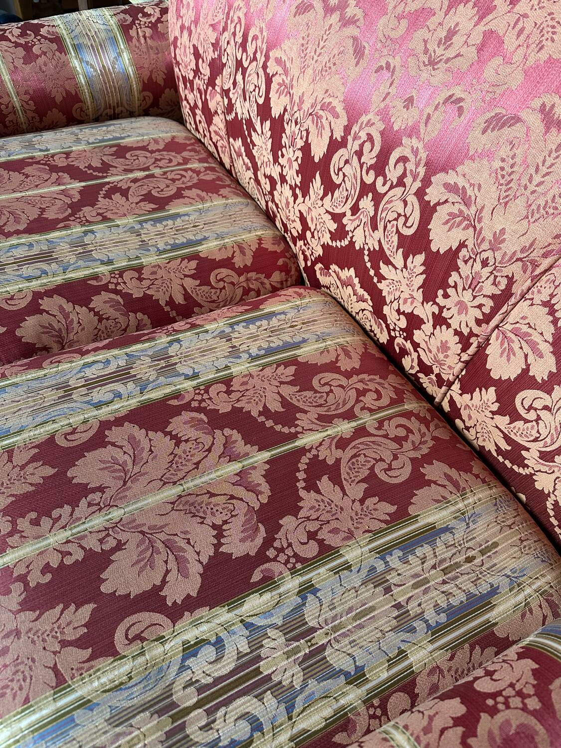 Divano due posti in tessuto broccato anni ’50 vintage