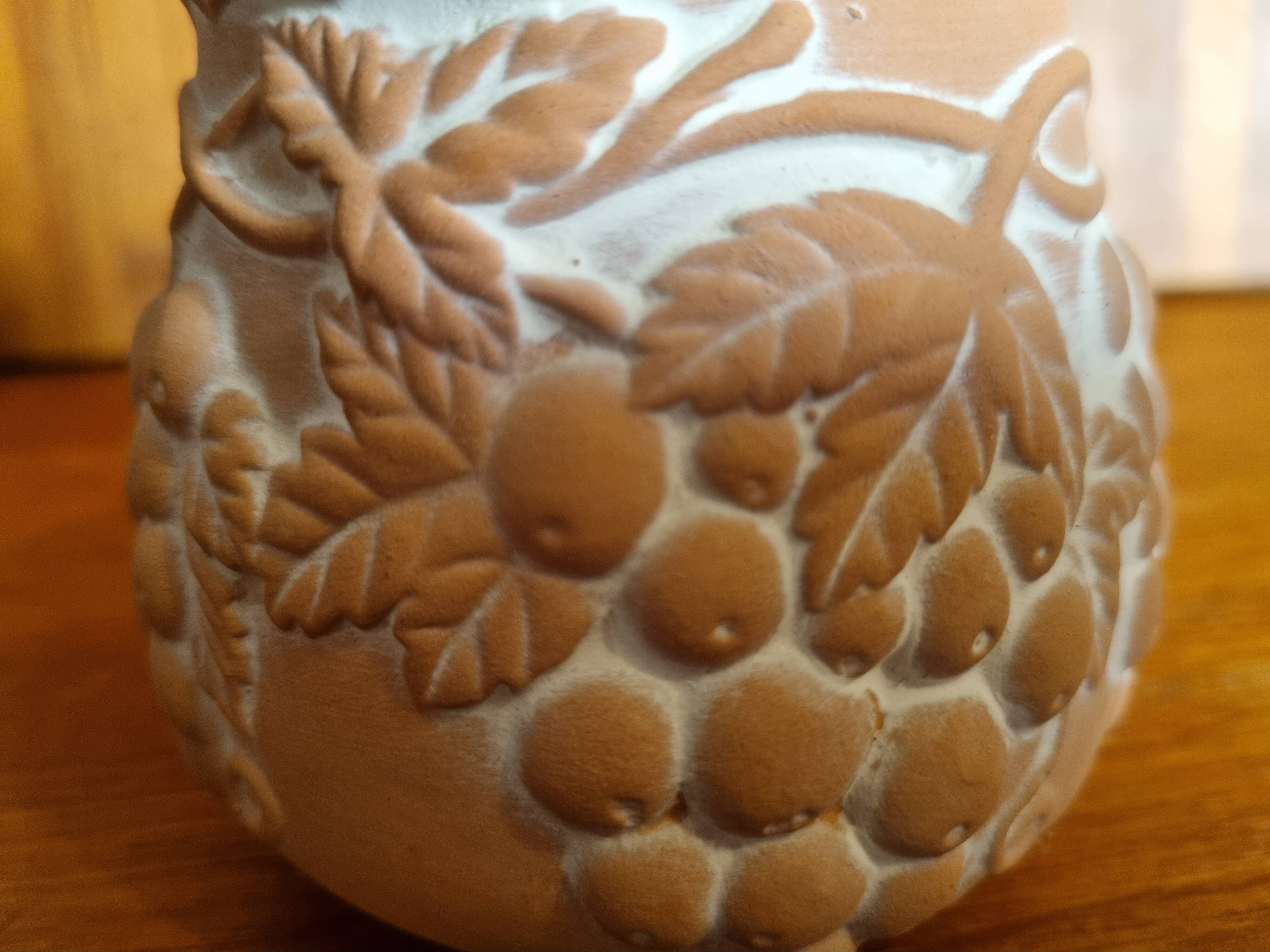 Small terracotta pot with Fruit motif