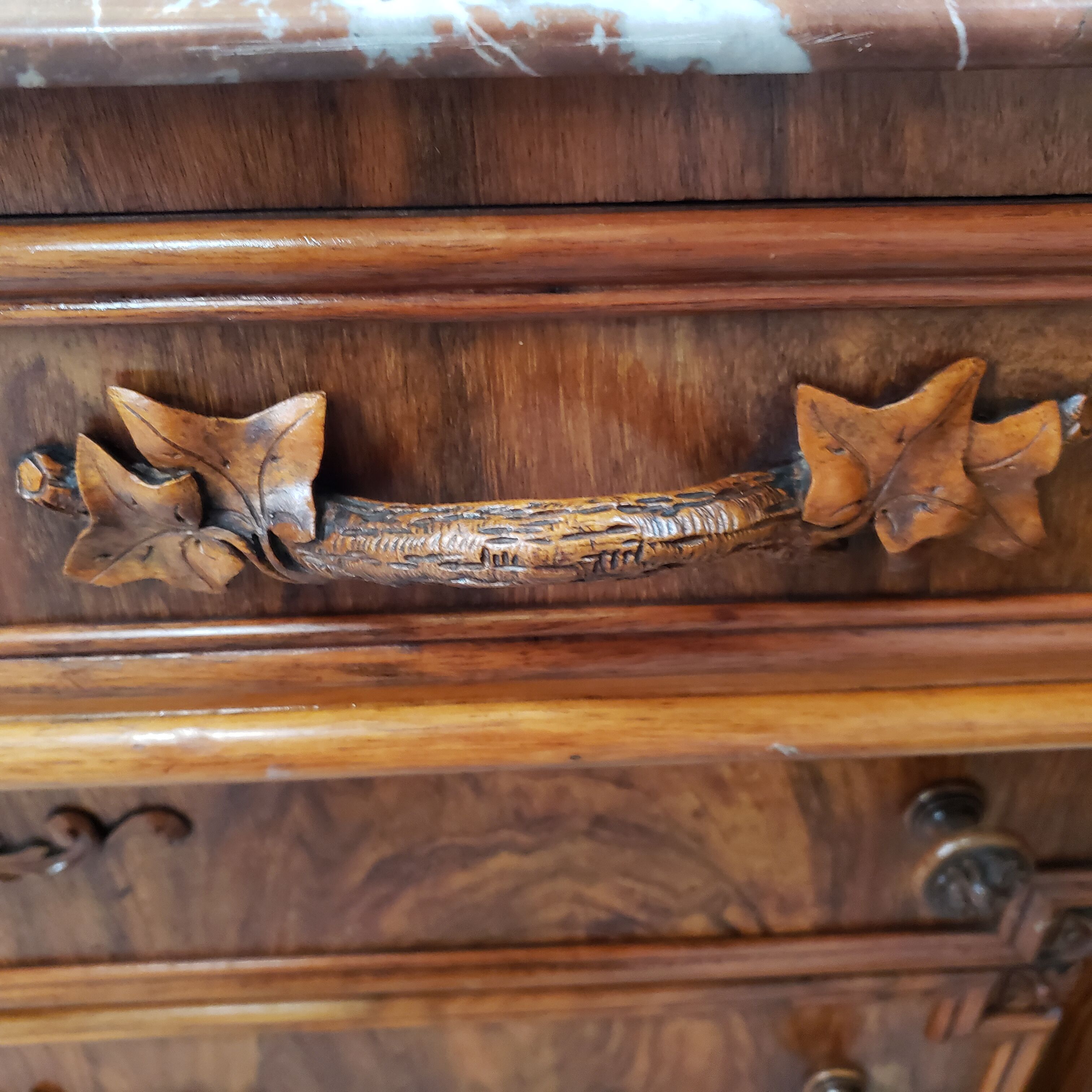 Antique chest of drawers carved in walnut XIX