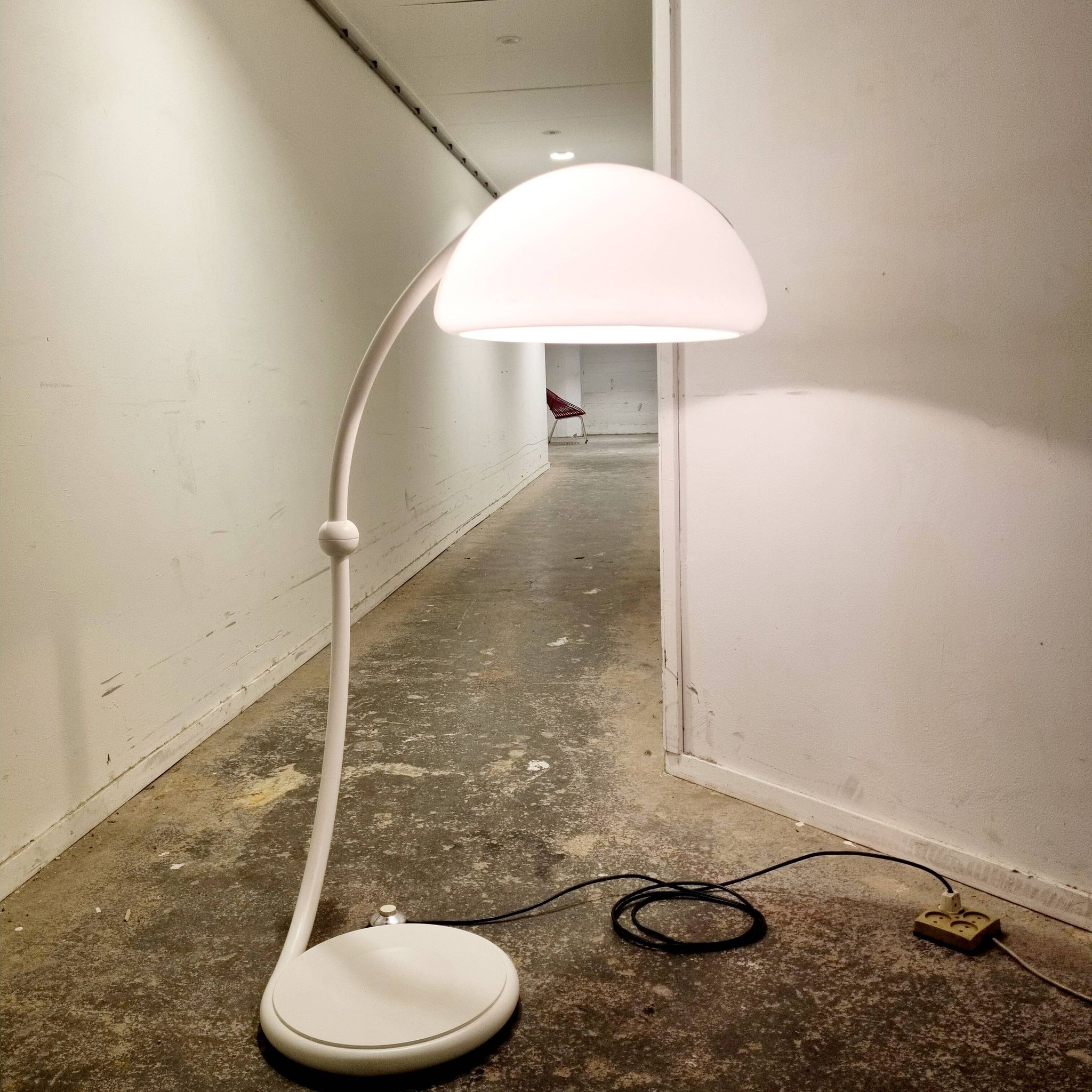 Lampadaire Serpente Blanc par Elio Martinelli pour Martinelli Luce