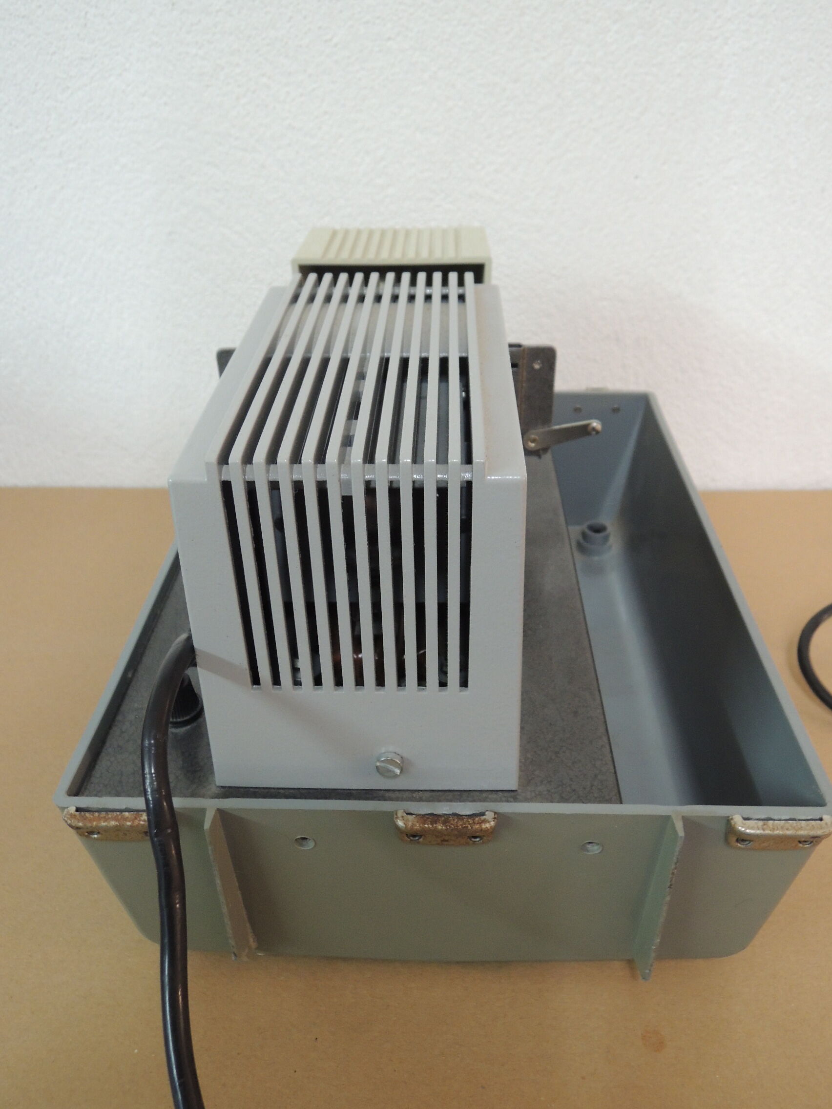 Prestrinox slide projector