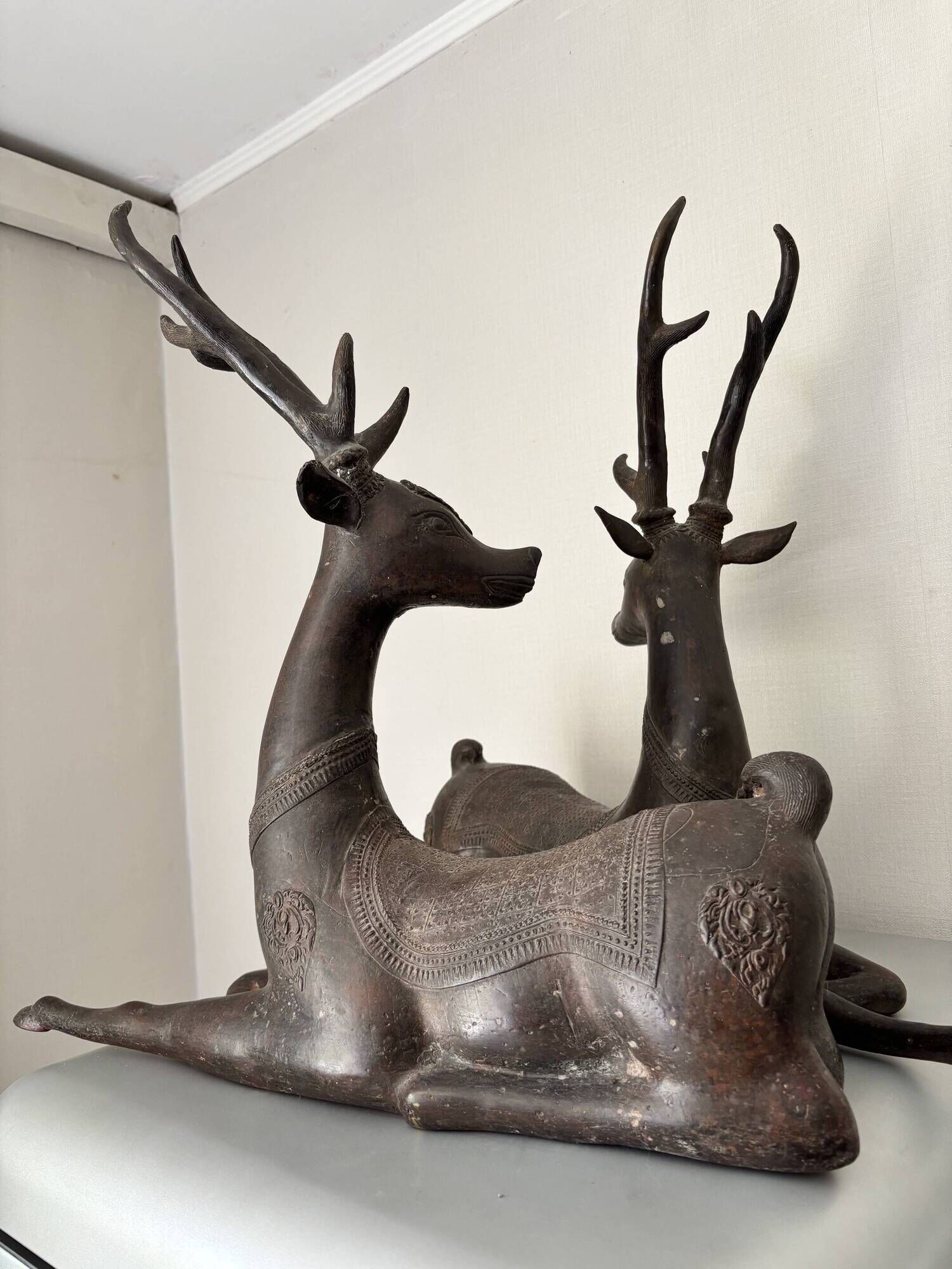 Solid bronze deer 20kg (1979), with period sales certificate.