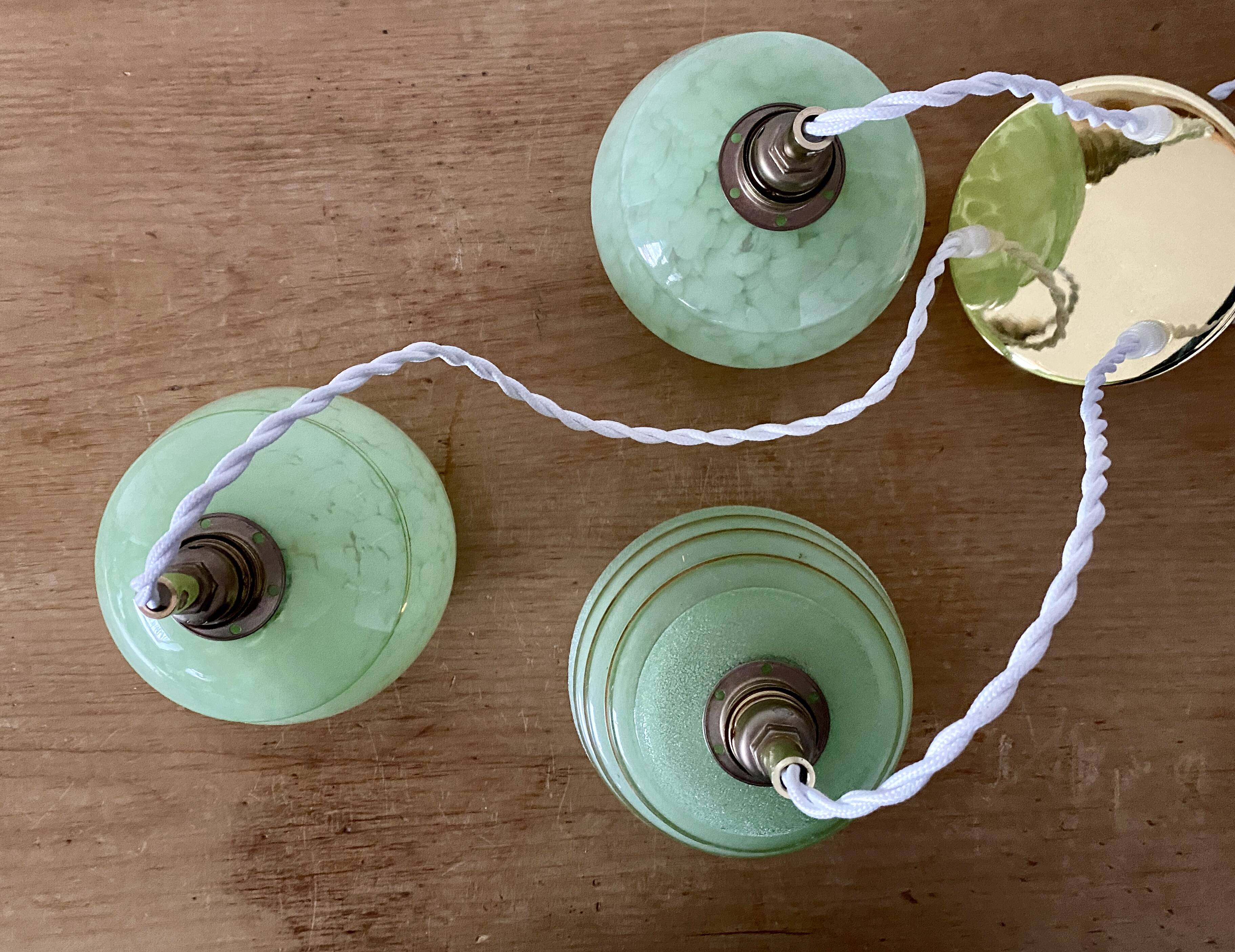 Suspension triple globes vintage art déco en verre vert et doré