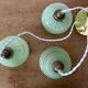 Suspension triple globes vintage art déco en verre vert et doré