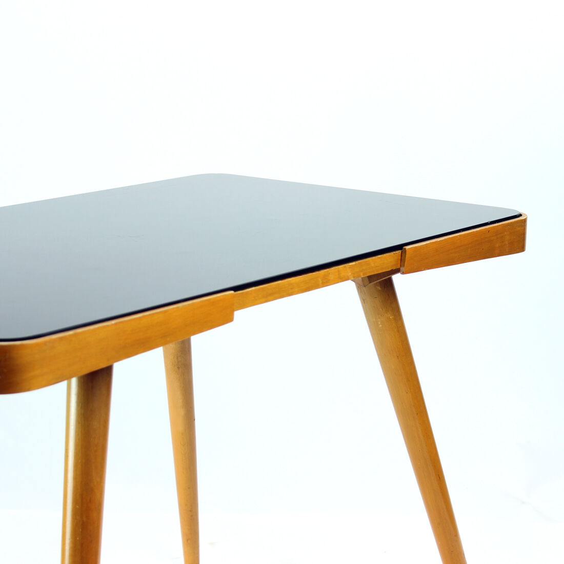 Table basse du milieu du siècle en chêne et verre noir, Tchécoslovaquie des années 1960