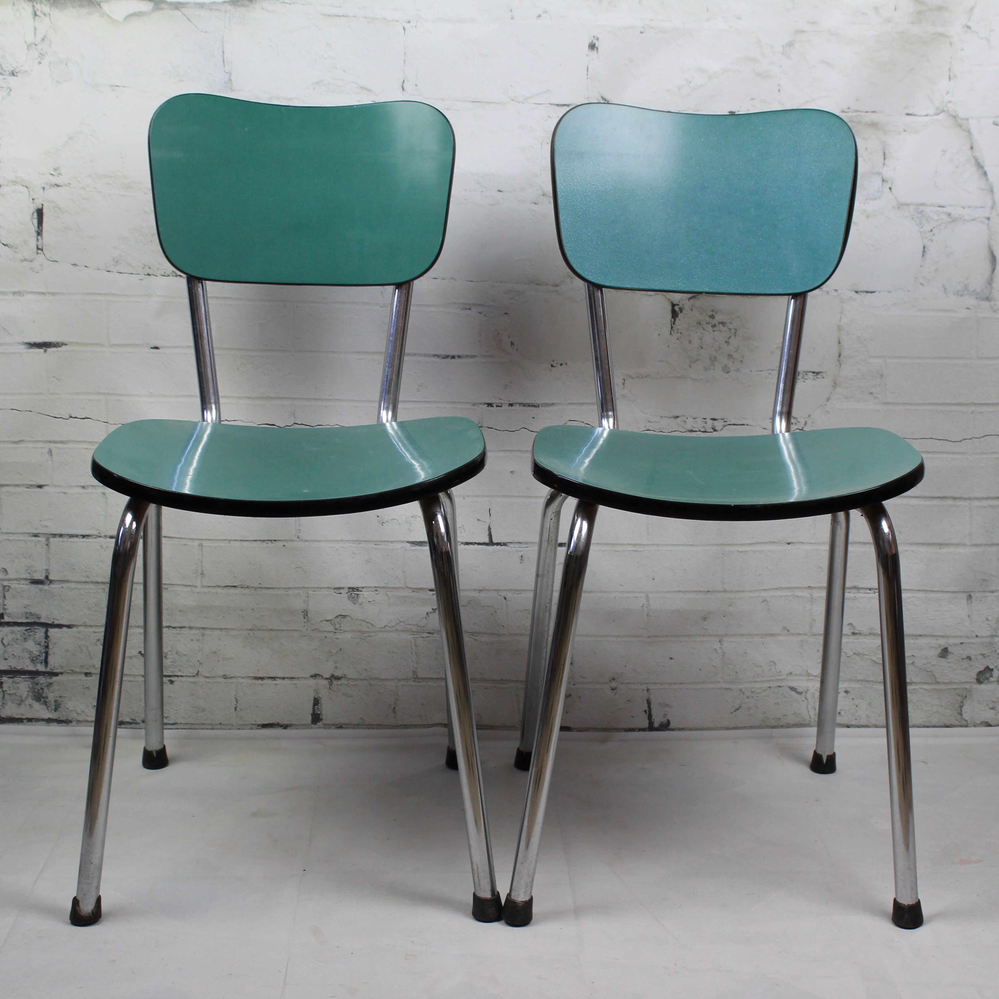 Chaise en formica bleu vert turquoise