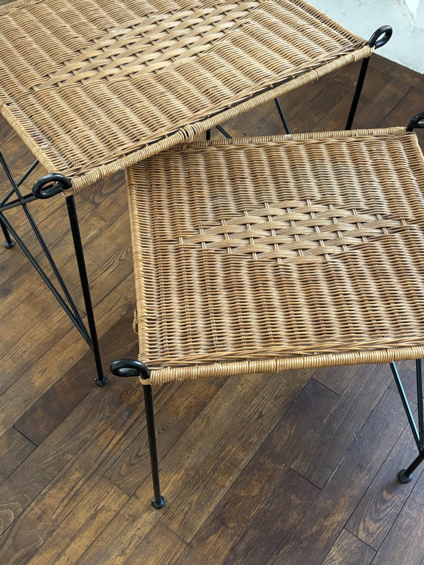Tables d’appoint en fer forgé et rotin tressé