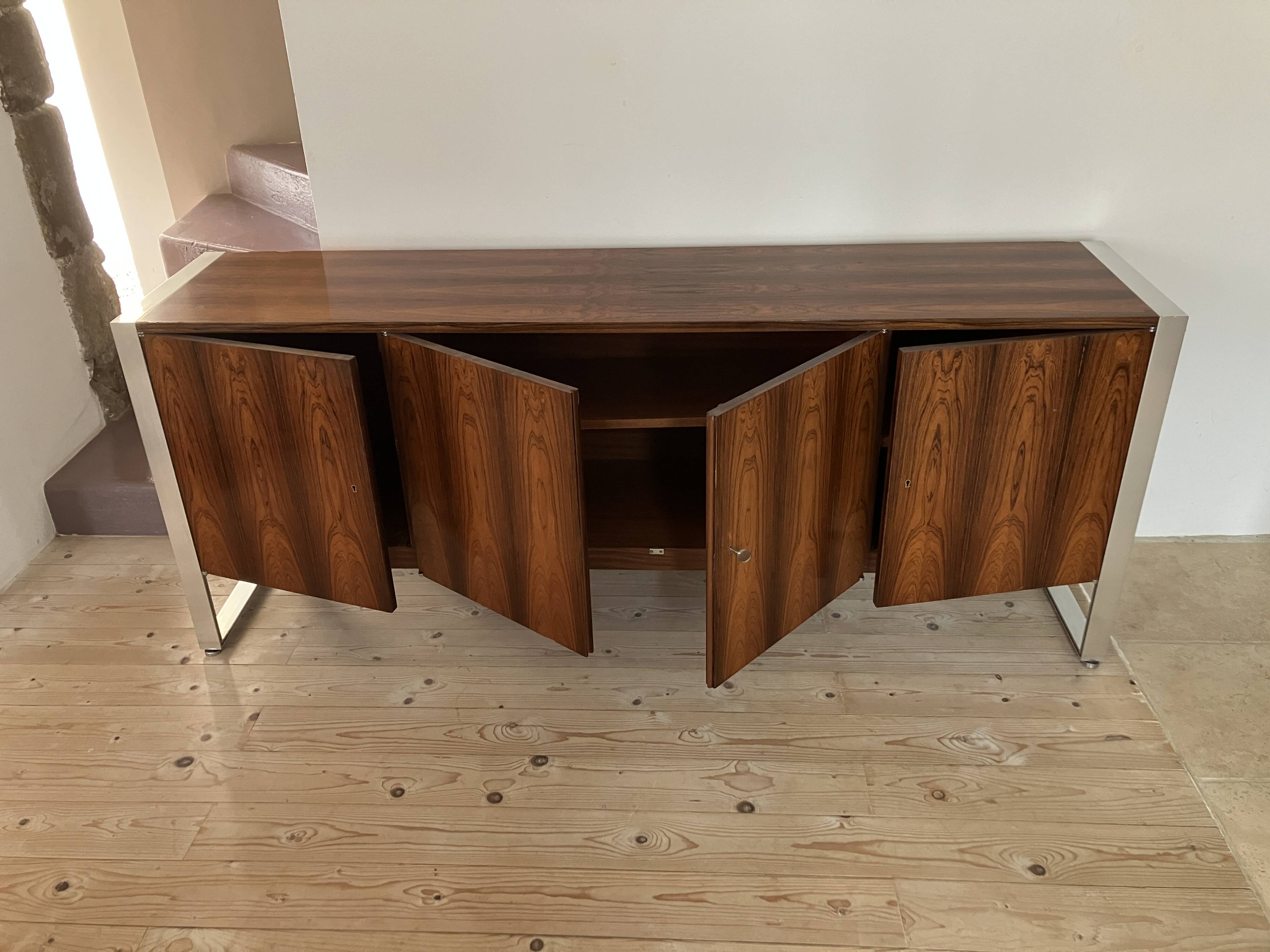 Enfilade des années 1970 en plaquage de palissandre pieds en chrome