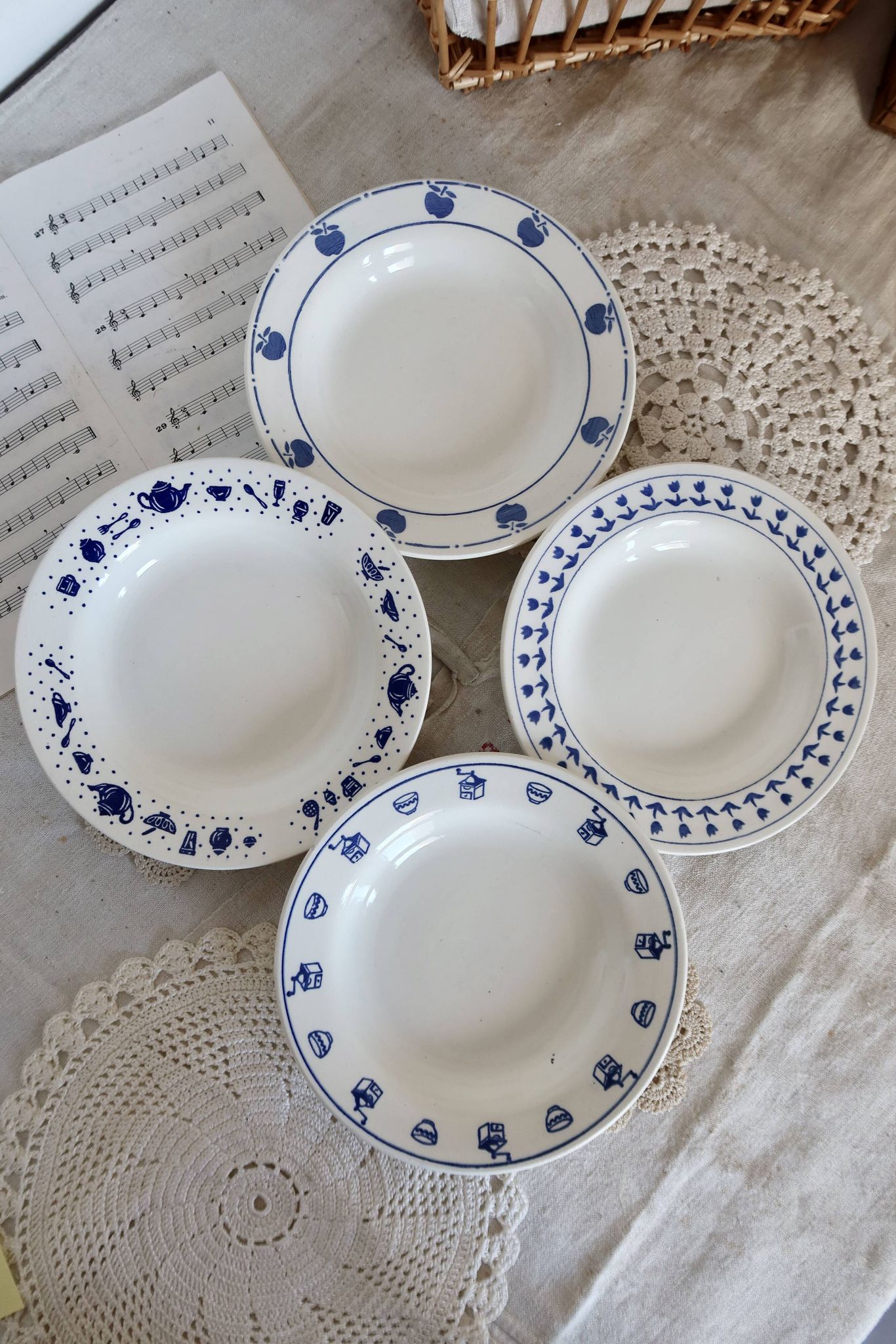 4 mismatched blue and white earthenware soup plates - Lot Margot