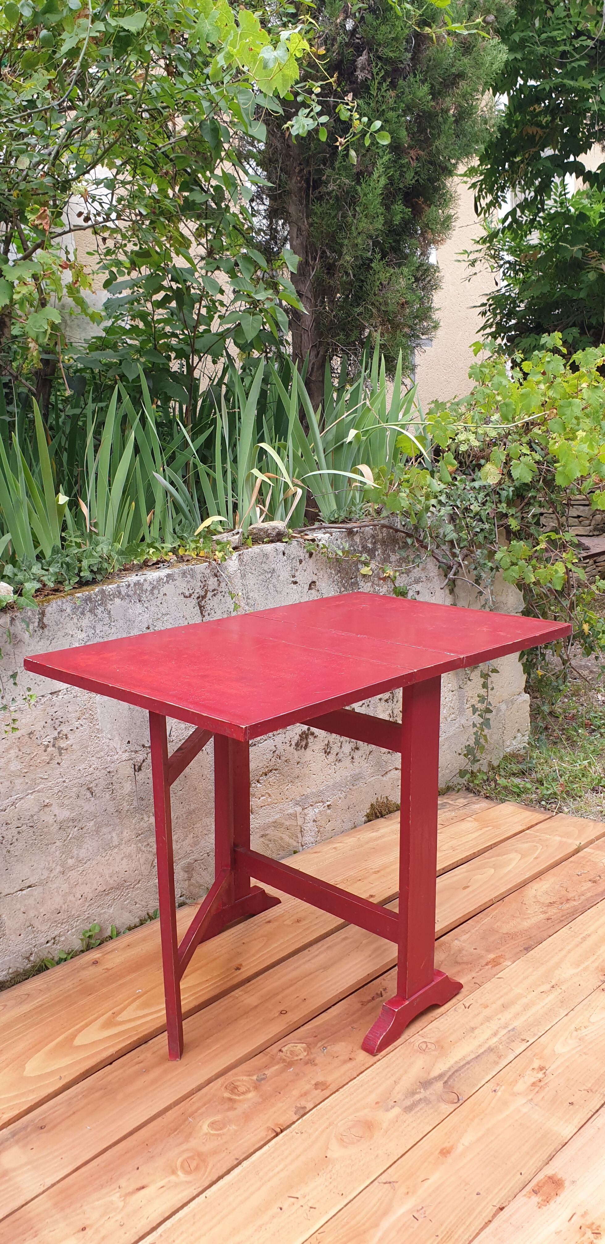 Red retractable table