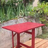 Red retractable table