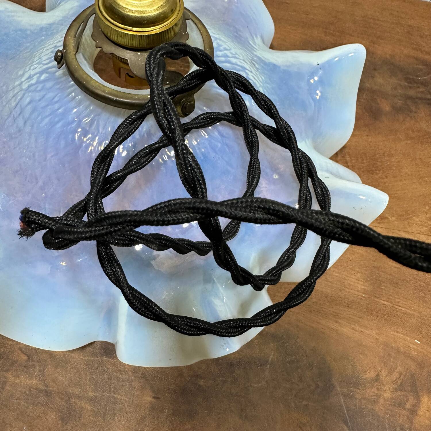 Suspension, old in milky white glass