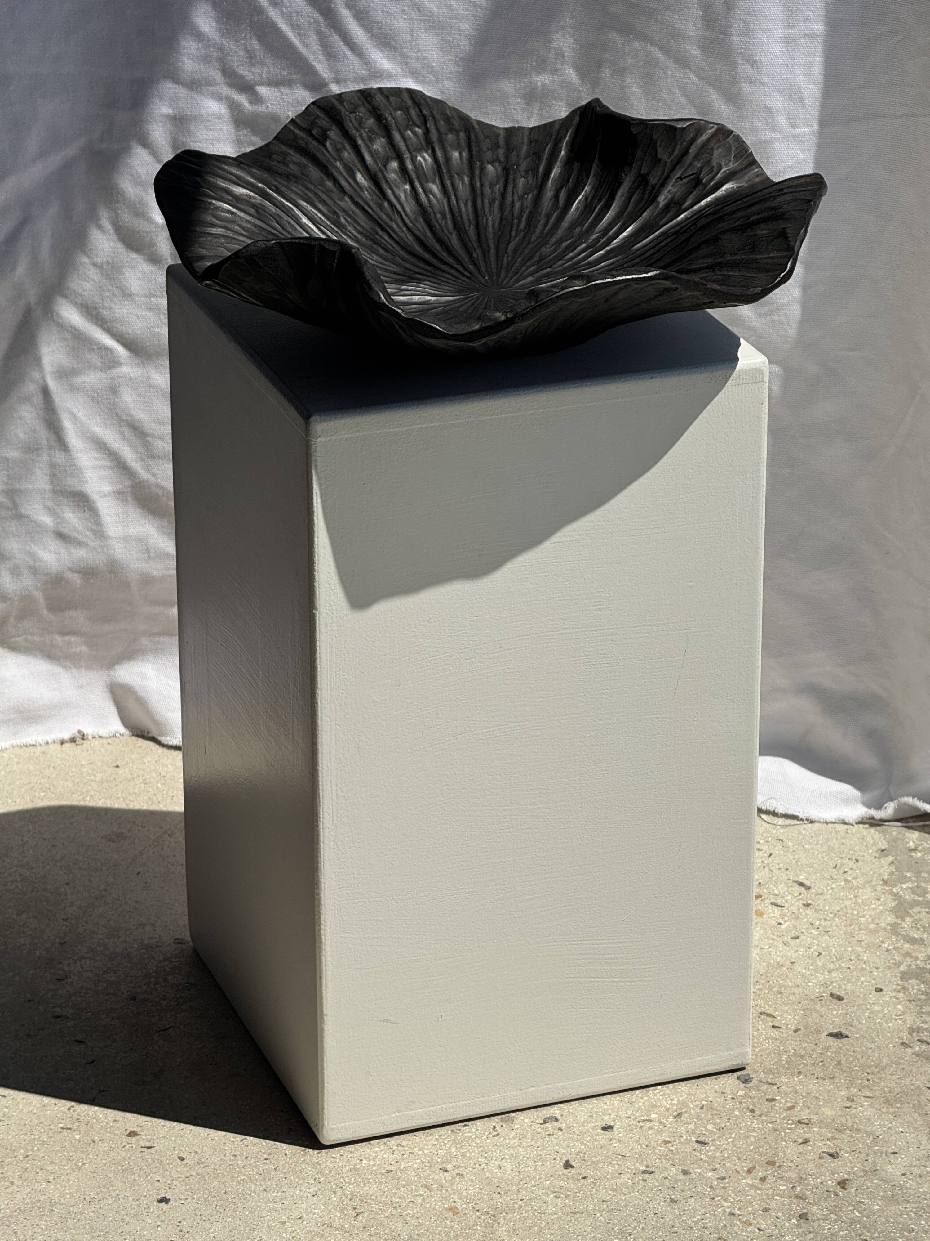 Coupe en teck noircie en forme de feuille ou fleur monoxyle H10 D41