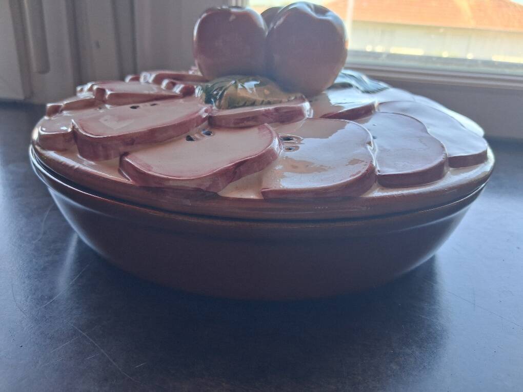 Pie dish / Tatin with a trompe-l'œil lid in slipware – Apple decoration