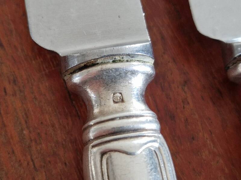 REX - Lot of 4 table knives model Chinon with silver-plated metal contour.