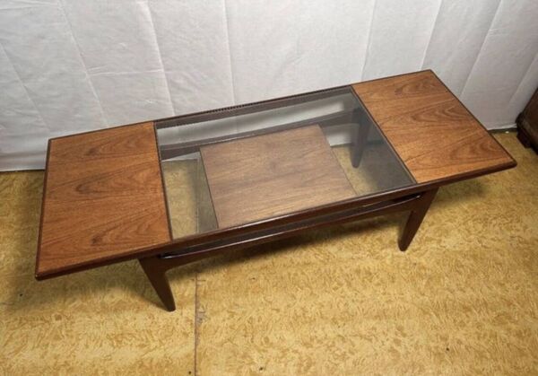 Table basse en teck rétro vintage des années 60 par GPlan ''Mad Man''.
