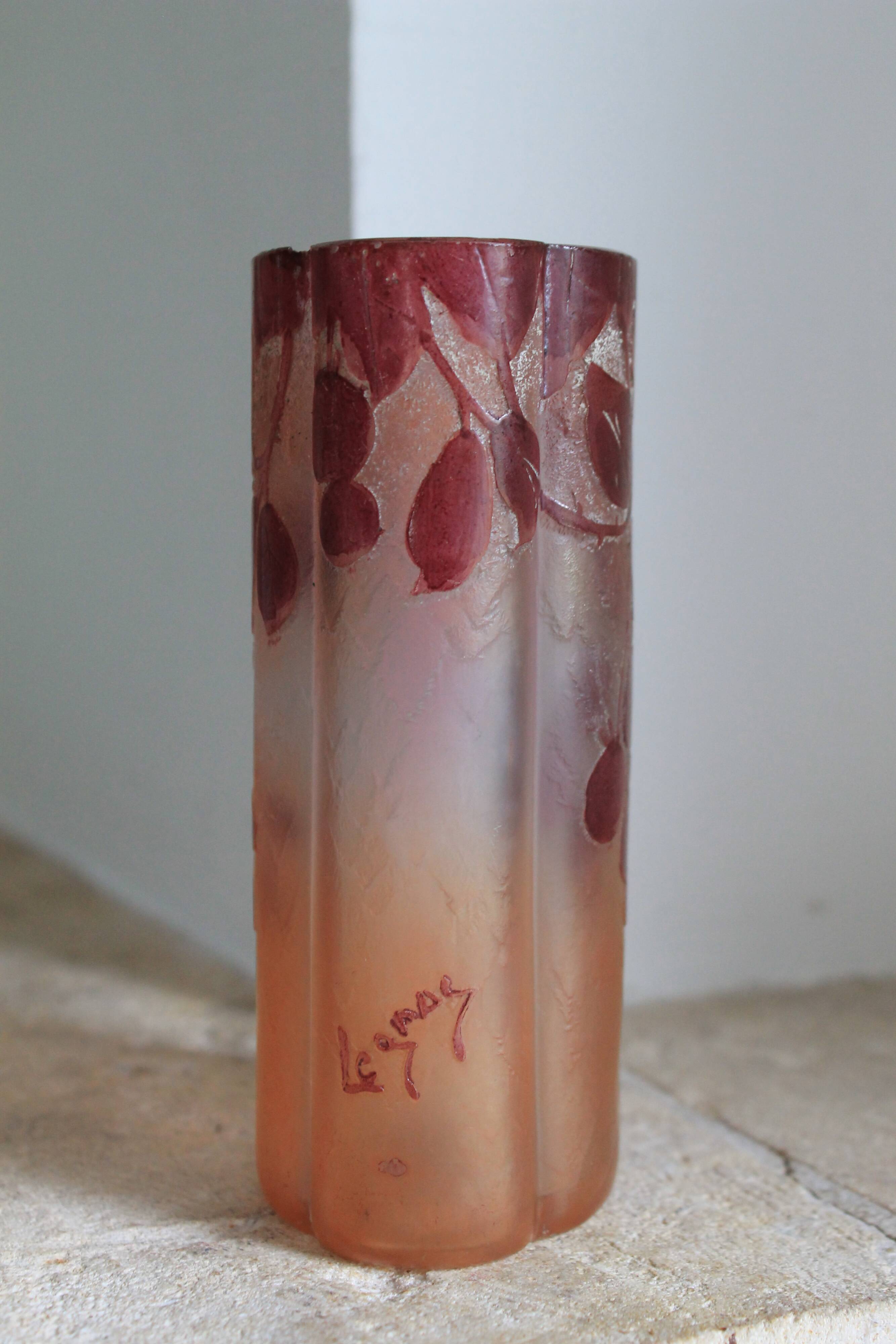 Legras quadrilobed vase from the "ruby" series in glass (1900 - 1910)