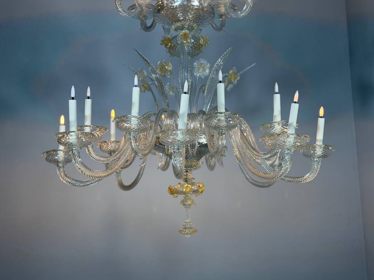 Venetian chandelier in gilded Murano glass, 24 light sources, three tiers, circa 1940.