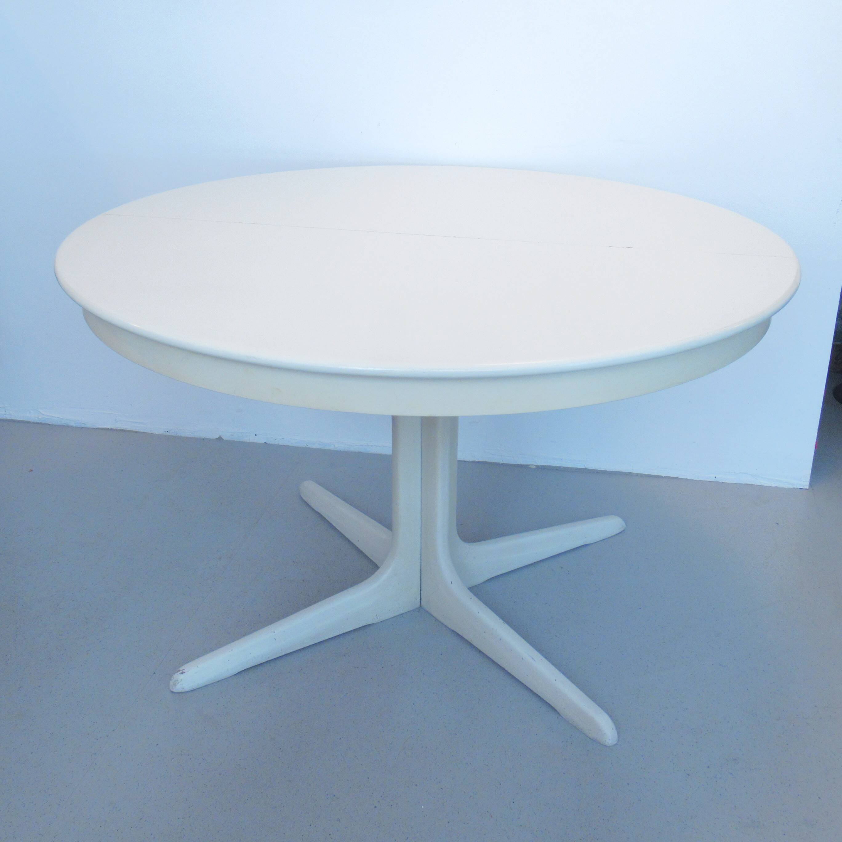 Extendable Danish dining room round table from the 1960s.
