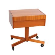 Un petit cabinet sur roulettes, des années 1960.