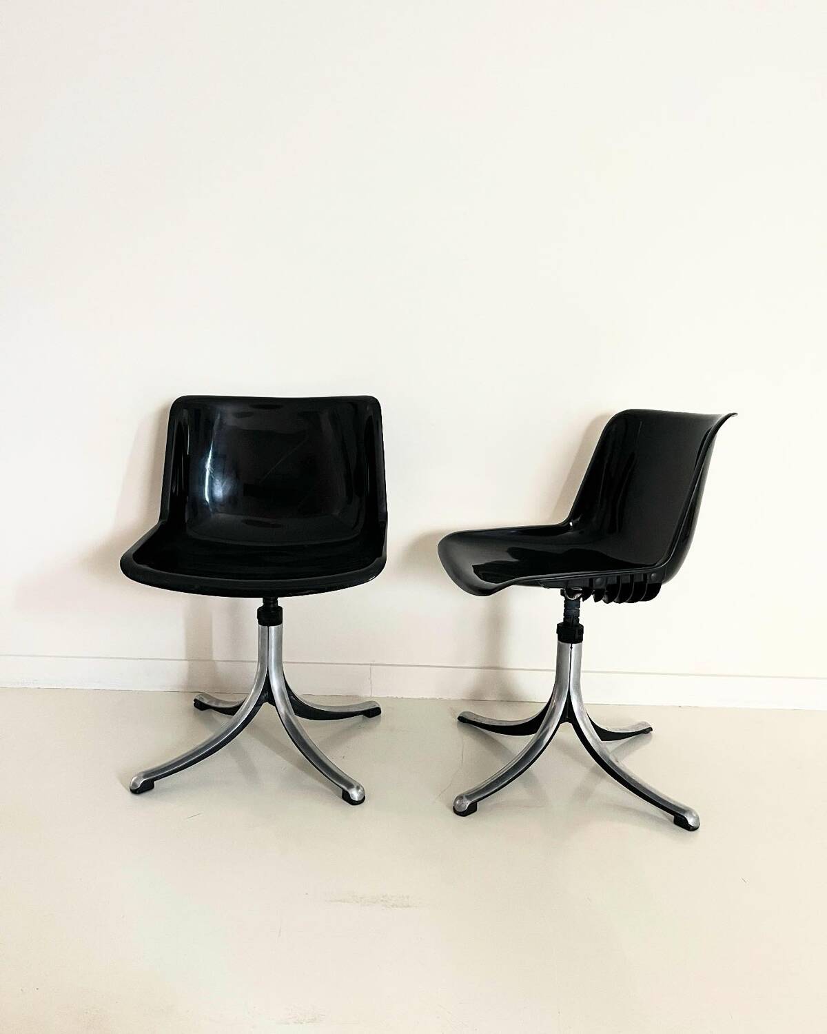 Paire de chaises pivotantes « Modus » d’Osvaldo Borsani