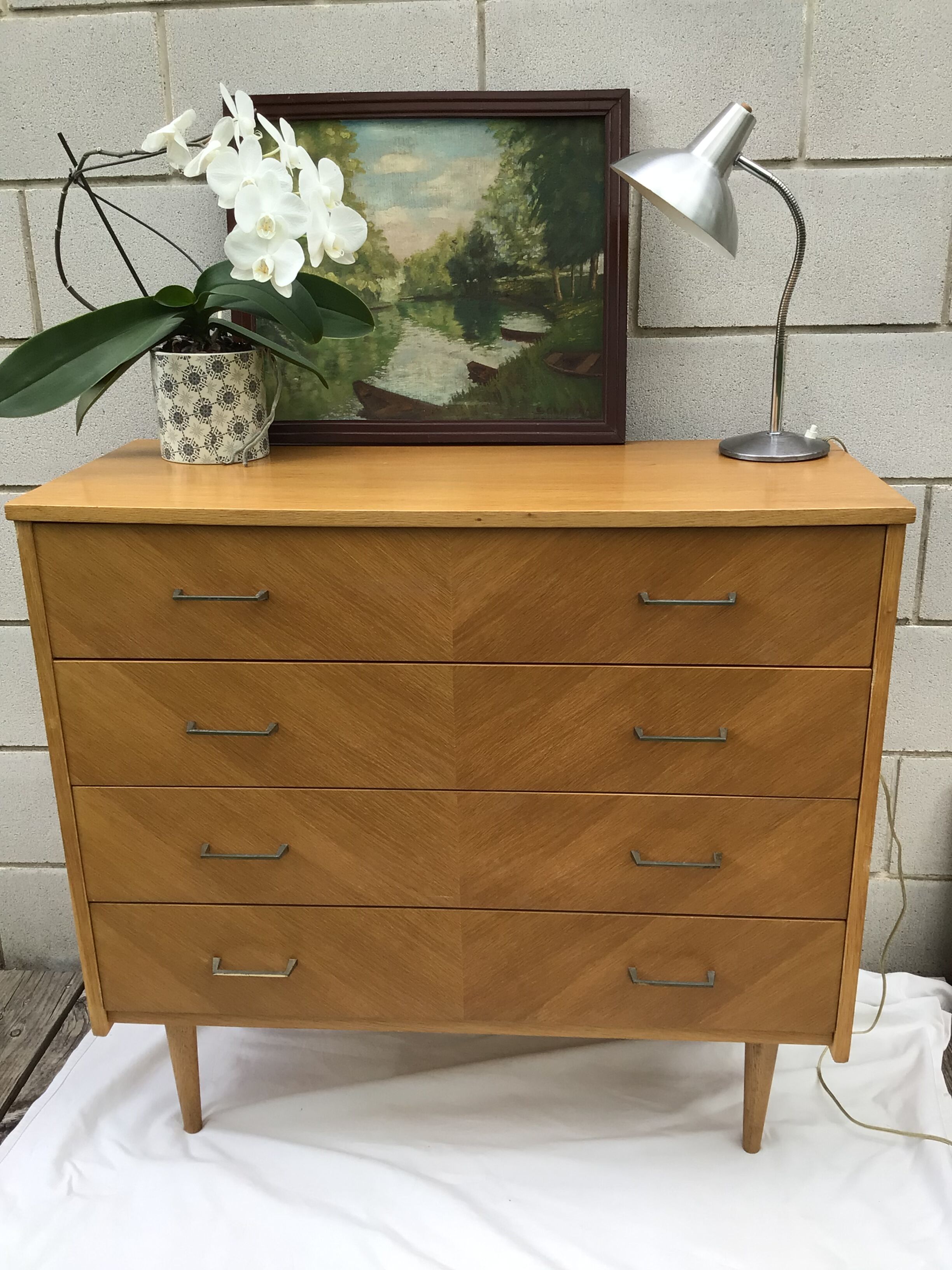 Commode plaquage chêne pieds fuseaux années 60