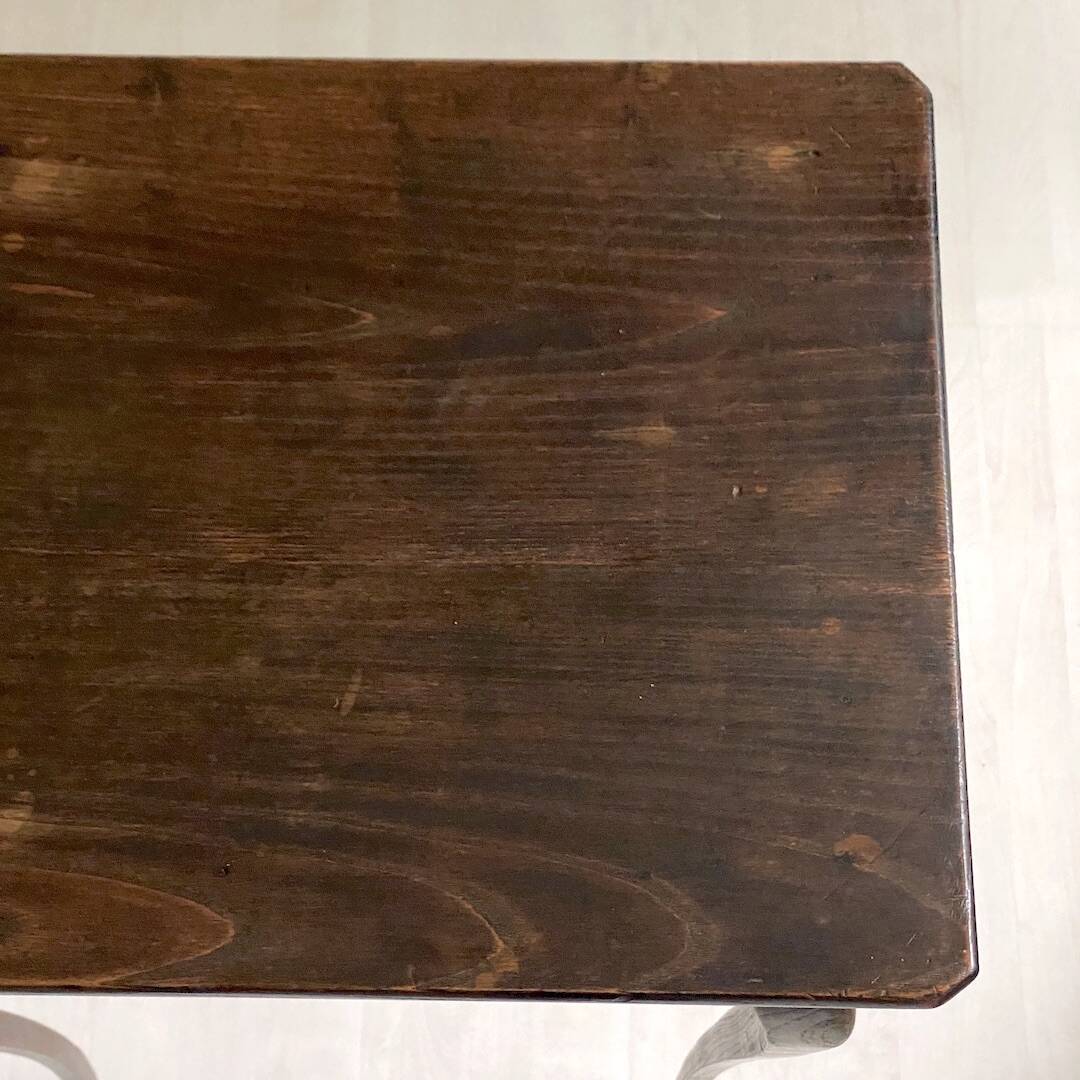 Side table with curved legs