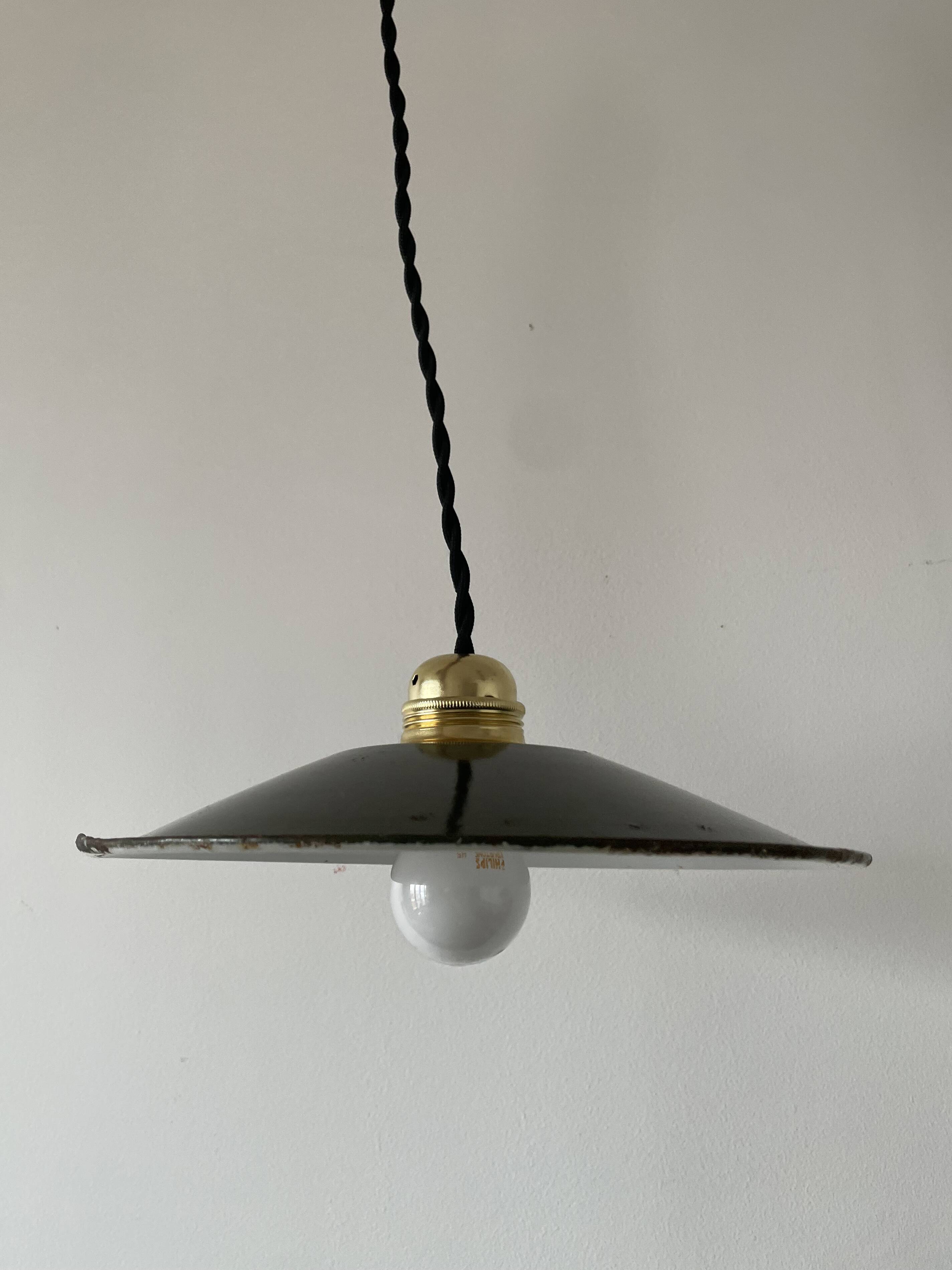 Suspension in old enameled sheet metal (x2)