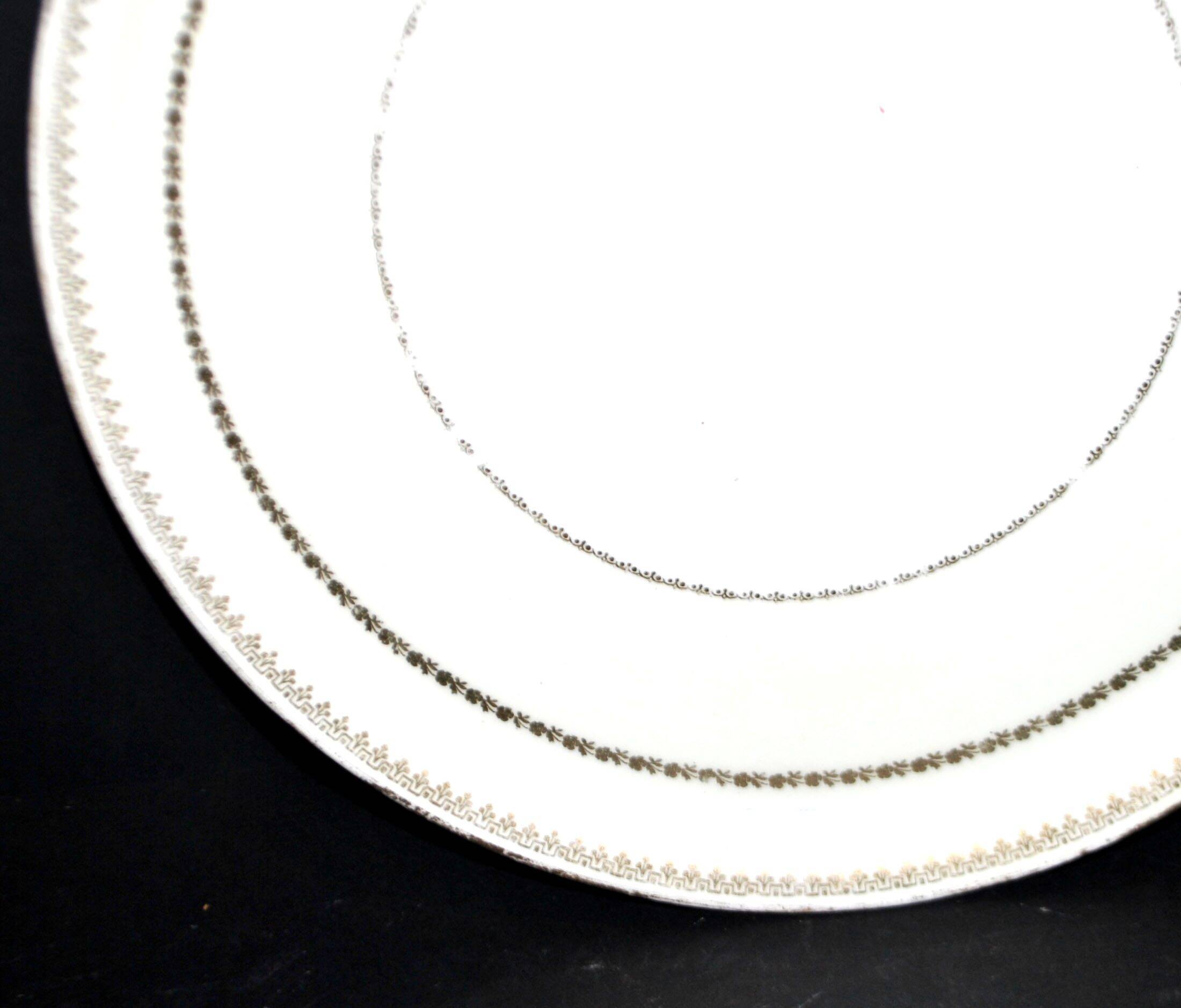 Limoges porcelain pie dish with gold trim, 32cm.