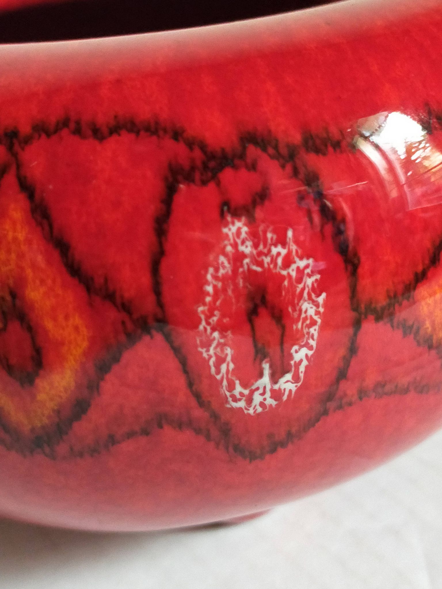 Vase tripode céramique à l'émail rouge vif vintage