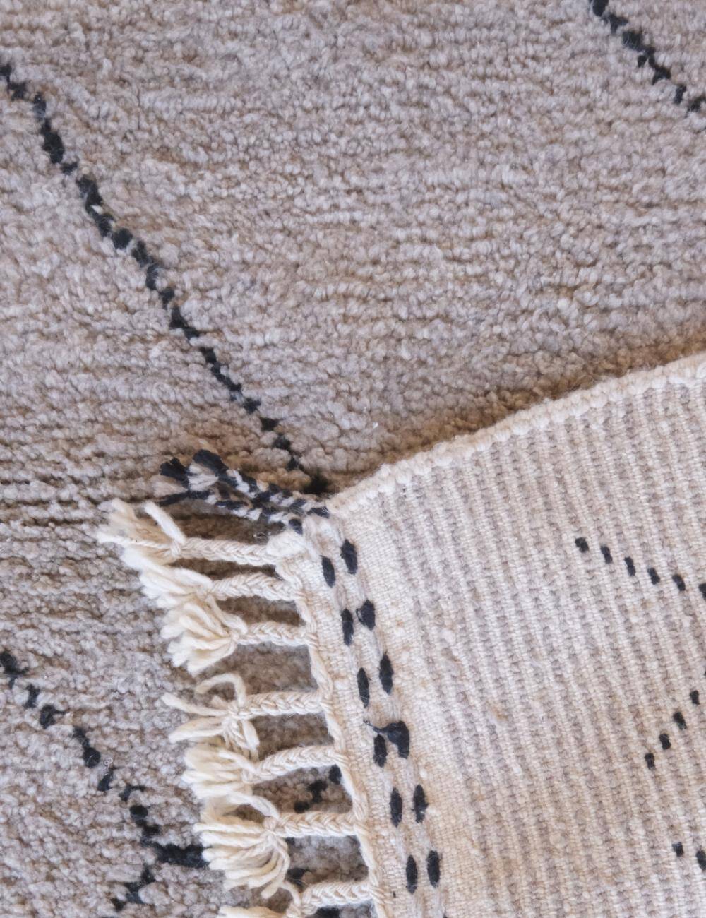 Tapis Beni Ouarain Gris et Noir - 281 x 274 cm