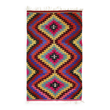 Tapis kilim turc Yuruk vintage à décor géométrique rose, jaune et bleu