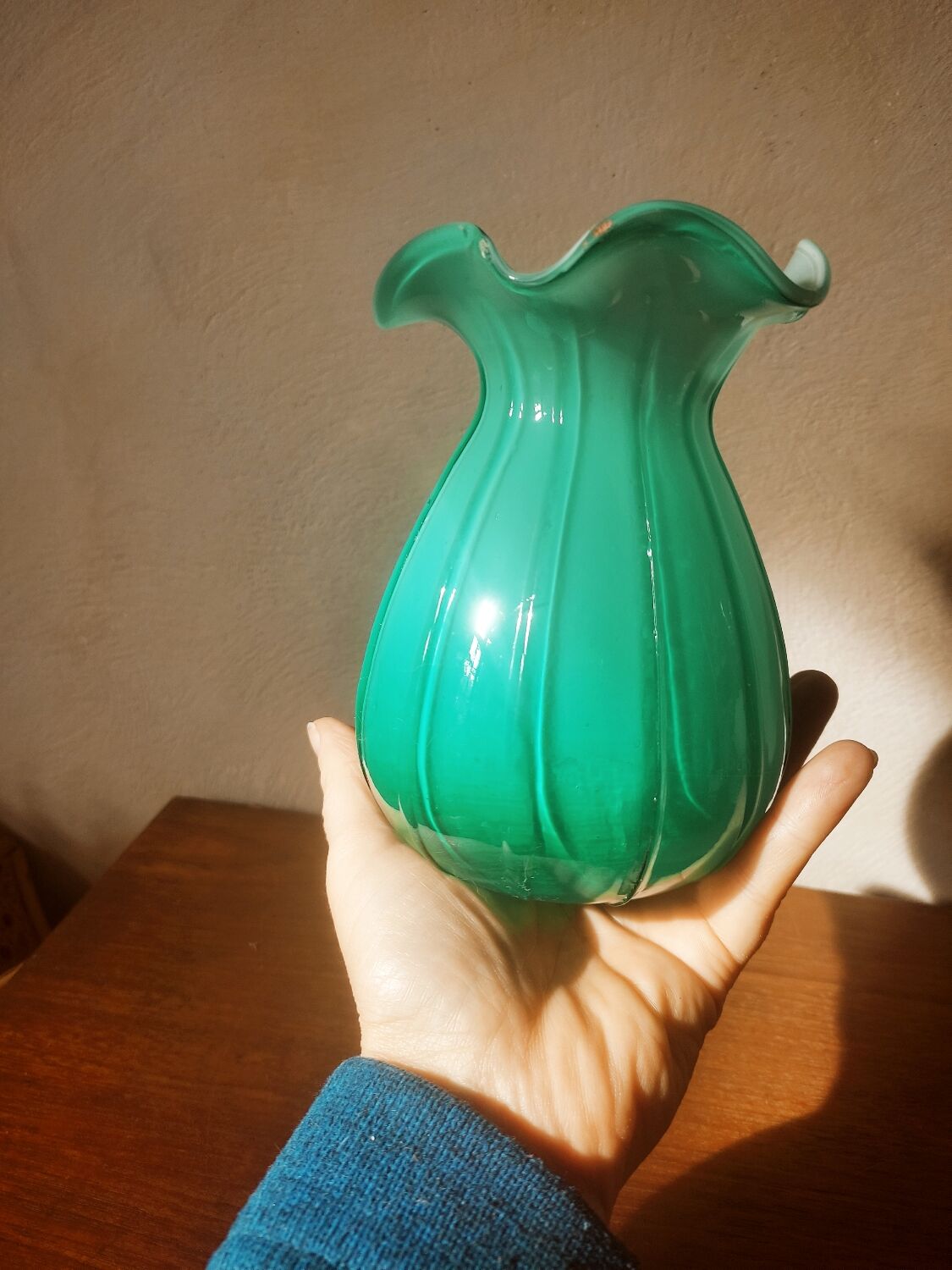 Vase corolle en opaline italienne vert amande