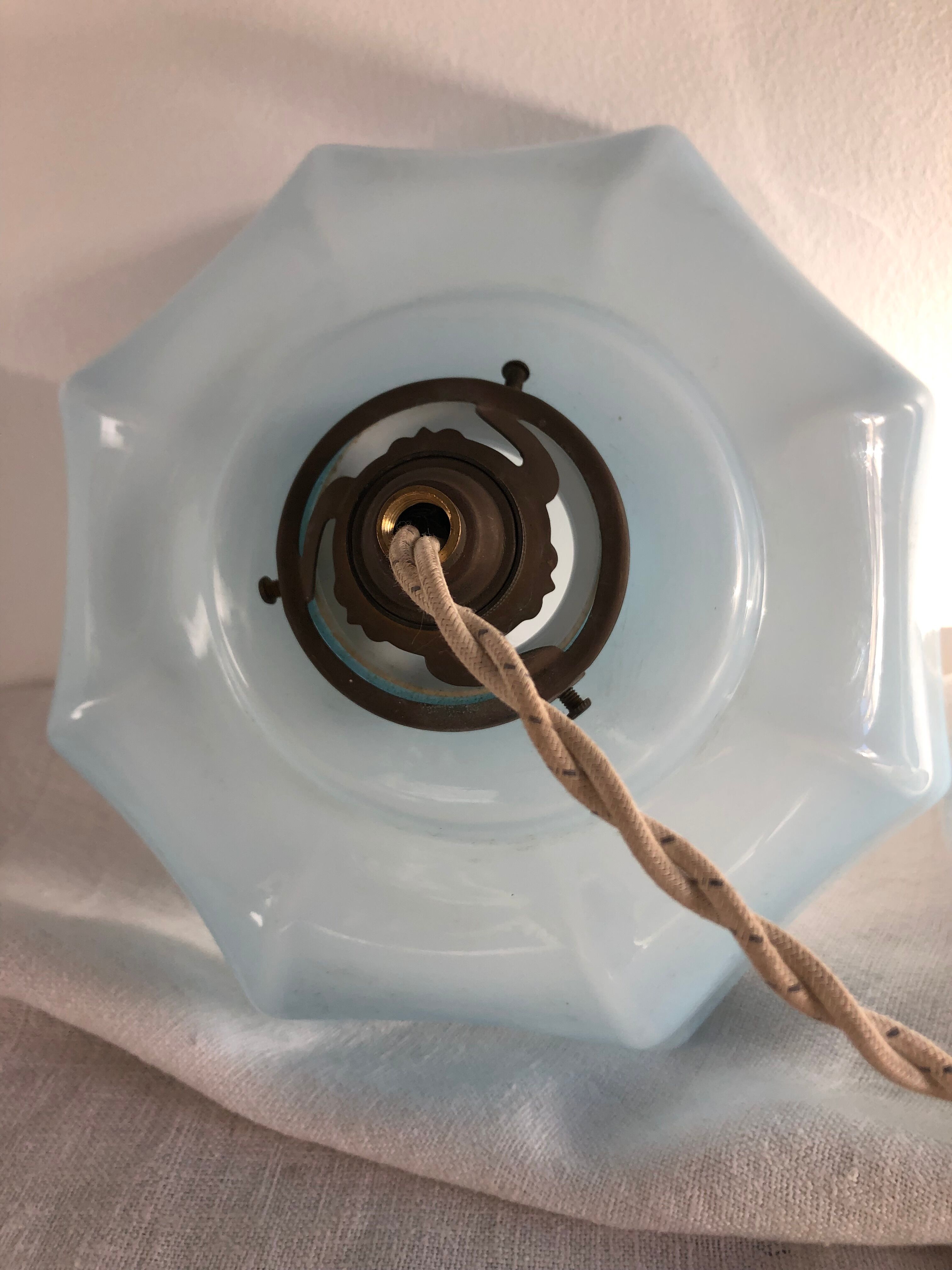 Blue opaline suspension