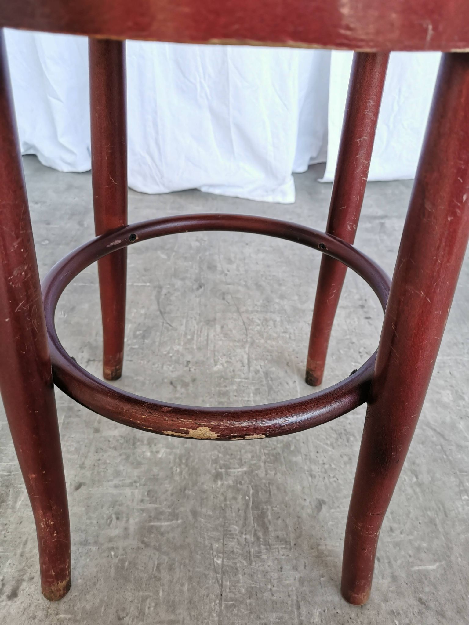 Tabouret de pub irlandais vintage : assise en cuir vert, bois courbé, style Thonet