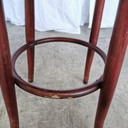 Tabouret de pub irlandais vintage : assise en cuir vert, bois courbé, style Thonet