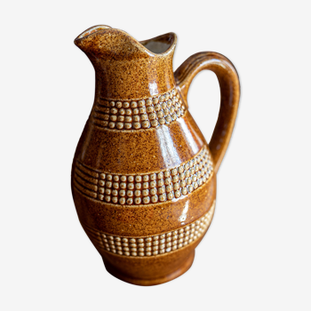 The sandstone pitcher "with pearls"