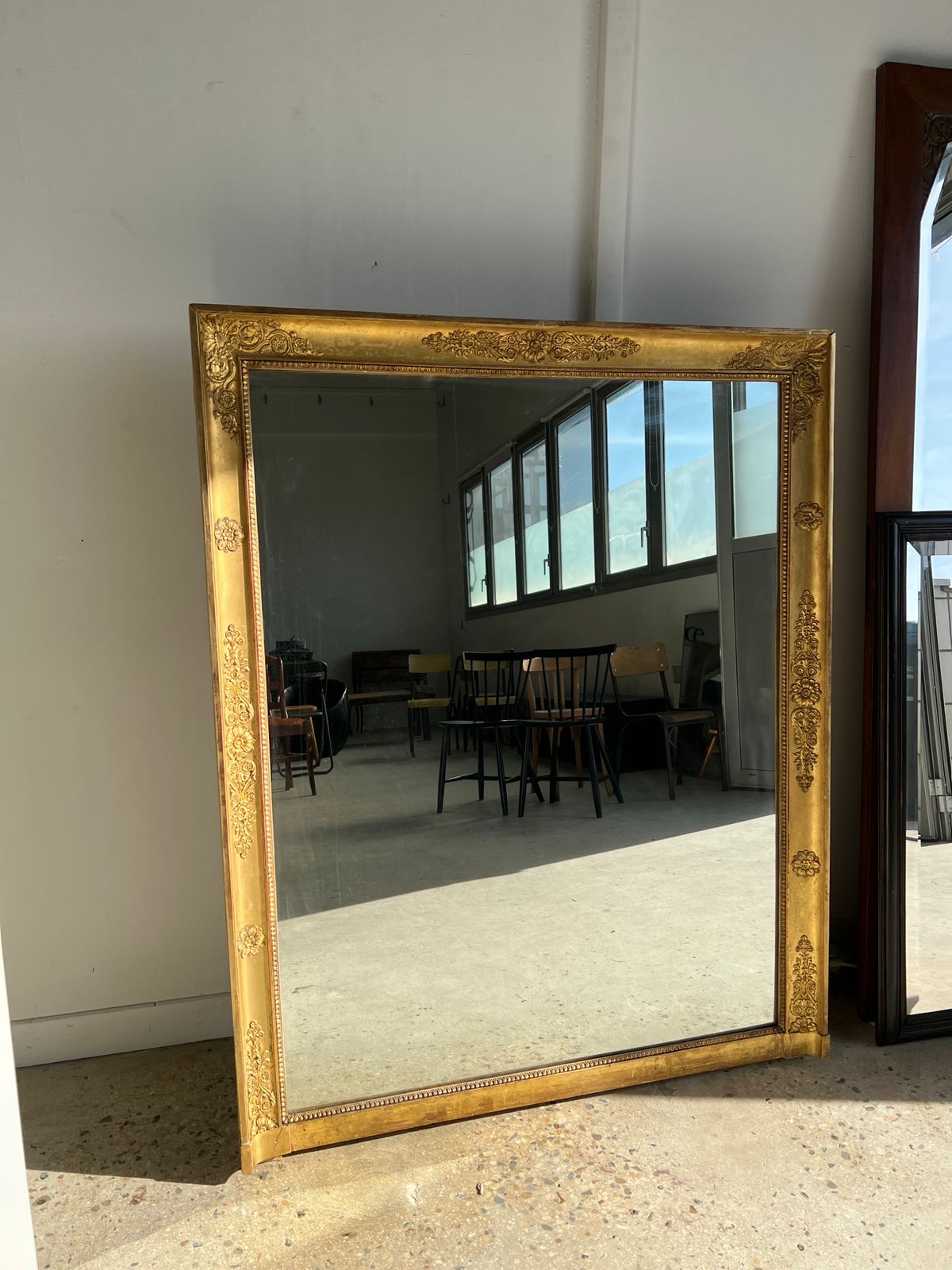 Golden mirror style Restoration decorated with stretched palmettes