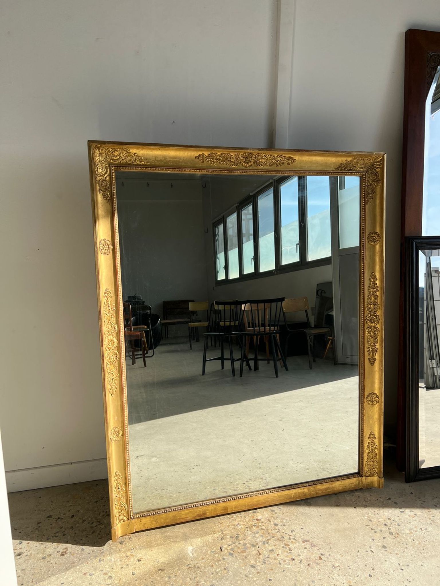 Miroir doré style Restauration à décor de palmettes étirées